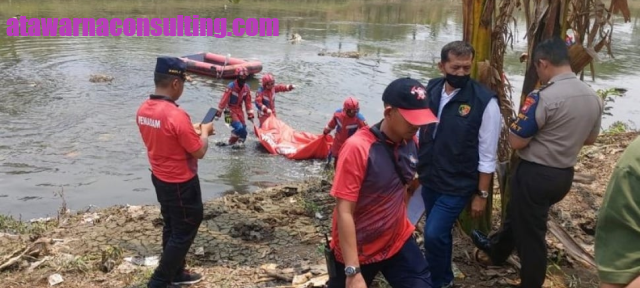 Mayat Pria Tanpa Identitas Ditemukan Warga Hanyut Di Kali Cagak Jakarta Utara